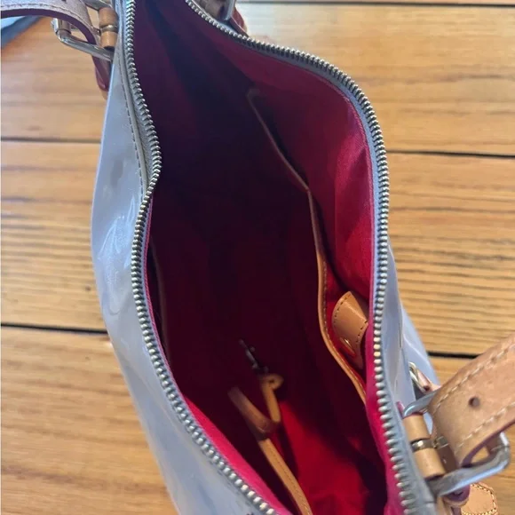 Dooney & Bourke Glossy Gray patent leather Shoulder Bag. - Picture 3 of 7